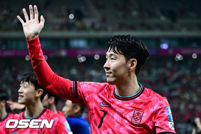 [OSEN=상암, 조은정 기자]대한민국 대표팀이 무려 15년 만에 패배 없이 최종예선을 마무리했다.&nbsp;홍명보 감독이 이끄는 대한민국&nbsp;축구 국가대표팀은 10일 서울월드컵경기장에서 열린&nbsp;2026 국제축구연맹(FIFA) 북중미 월드컵 아시아지역 최종예선 3차 예선 B조 10차전에서 쿠웨이트와 맞붙어 4-0으로 대승했다.대표팀손흥민이 관중을 향해 인사를 하고 있다. 2025.06.10 /cej@osen.co.kr