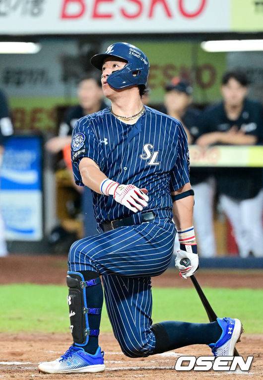 [OSEN=대구, 최규한 기자] 7일 대구삼성라이온즈파크에서 ‘2025 신한 SOL Bank KBO리그’ 삼성 라이온즈와 한화 이글스의 경기가 열렸다.홈팀 삼성은 원태인, 방문팀 한화는 황준서를 선발로 내세웠다.6회말 무사 1루 상황 삼성 강민호가 달아나는 좌월 투런포를 날리고 있다. 개인 통산 350홈런. 2025.09.06 / dreamer@osen.co.kr