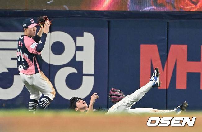 [OSEN=창원, 이석우 기자] 7일 창원NC파크에서 2025 신한 SOL 뱅크 KBO 리그 NC 다이노스와 KIA 타이거즈의 경기가 열렸다. 홈팀 NC는 구창모가, 방문팀 KIA는 양현종이 선발 출전했다. NC 다이노스 천재환이 5회초 2사 1,2루 KIA 타이거즈 김선빈의 타구를 몸을 날려 잡고 충격으로 고통스러워하고 있다. 2025.09.07 / foto0307@osen.co.kr