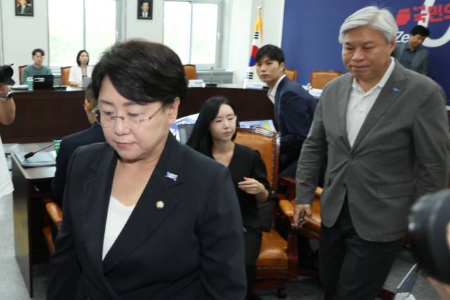 ▲조국혁신당 김선민 당대표 권한대행과 서왕진 원내대표가 7일 서울 여의도 국회에서 당내 성 비위 사건에 대한 책임을 지고 사퇴의사를 밝힌 뒤 회의장에서 나가고 있다. ⓒ연합뉴스