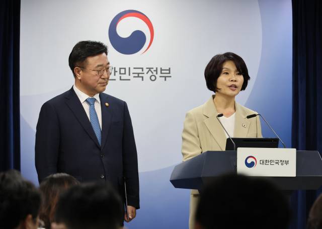 ▲윤호중 행정안전부 장관과 더불어민주당 한정애 정책위의장이 7일 서울 종로구 정부서울청사에서 제3차 고위당정협의회 결과 및 정부조직 개편 방안에 대해 발표하고 있다. ⓒ연합뉴스