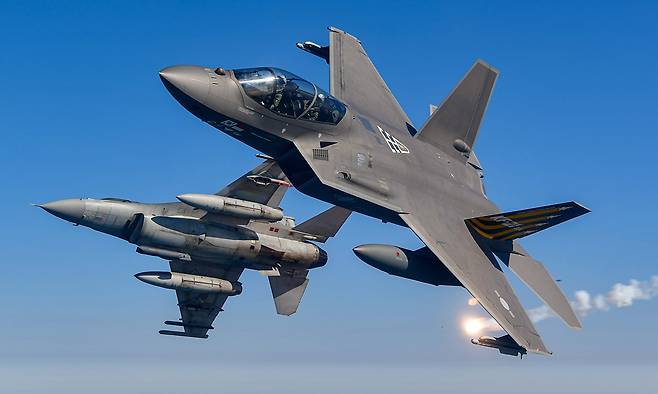 KF-21이 공군 KF-16과 함께 비행하고 있다. 세계일보 자료사진