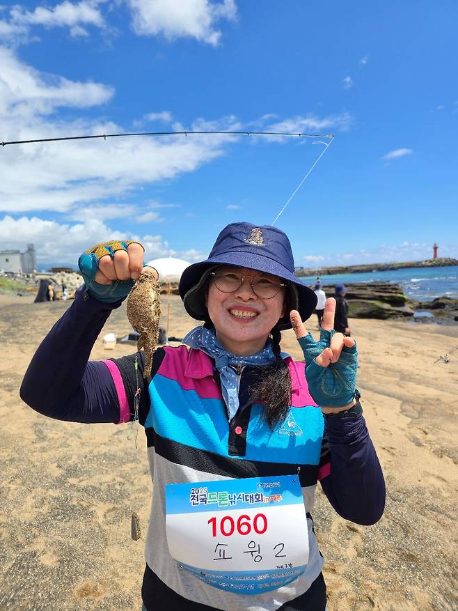 한 참석자가 잡은 고기를 들어&nbsp;보이고 있다. 제주=최현태 선임기자