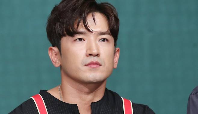 그룹 신화 이민우가 ‘가난 코스프레’라는 지적에 직접 입을 열었다.  뉴스1