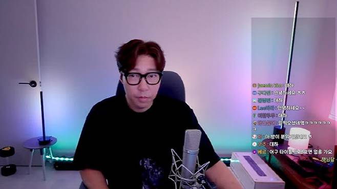 지난 4일 유튜브 생방송을 진행한 대도서관. 유튜브 채널&nbsp;‘대도서관TV’ 캡처