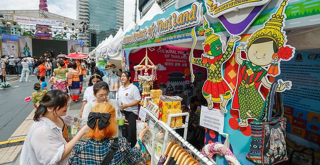 7일 서울 중구 청계광장에서 '싸왓디 서울 타이 페스티벌: 디스커버 타일랜드'가 열린 가운데 시민들이 전통 물품 판매 부스를 찾고 있다.
