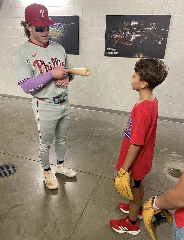 필라델피아 필리스 외야수 해리슨 배더가 경기 후 소년을 만나 사인 배트를 건네고 있다. 이 장면은 구단 측이 엑스(X)에 공개했다.