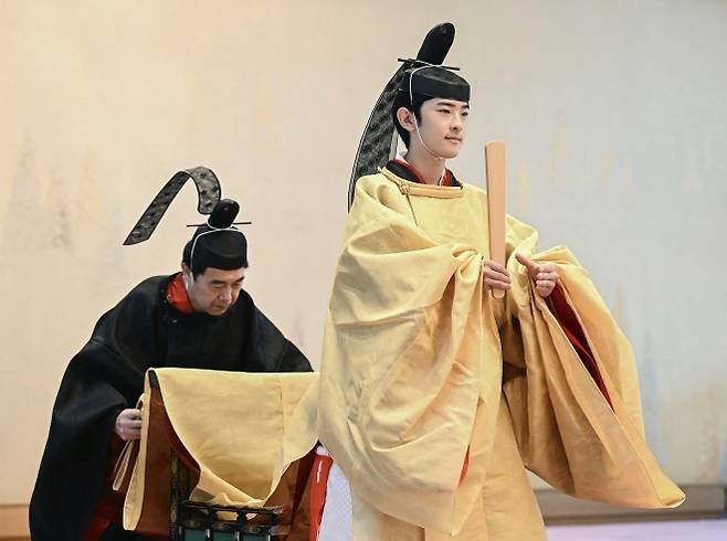 일본 히사히토 왕자가 지난 6일 도쿄 고쿄(왕궁)에서 전통 예복 차림을 하고 성년식을 치르고 있다. 머리에는 나루히토 일왕이 하사한 성년 왕자의 상징인 ‘관’을 쓰고 있다. 도쿄 AP 뉴시스