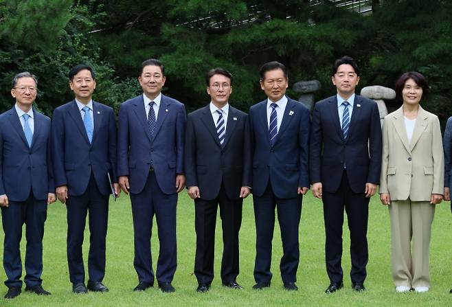 고위당정협의회 기념촬영 - 김민석 국무총리가 7일 서울 종로구 총리공관에서 열린 고위당정협의회에서 더불어민주당 정청래 대표, 강훈식 대통령 비서실장 등 참석자들과 기념촬영을 하고 있다. 왼쪽부터 정성호 법무부 장관, 구윤철 부총리 겸 기획재정부 장관, 더불어민주당 김병기 원내대표, 김 총리, 더불어민주당 정청래 대표, 강훈식 대통령 비서실장, 더불어민주당 한정애 정책위의장. 연합뉴스