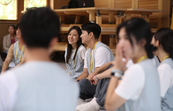 대한불교 조계종 사회복지재단이 주최한 '나는 절로, 낙산사' 참가자들이 강원 양양군 낙산사에서 담소를 나누고 있다. 사진=연합뉴스