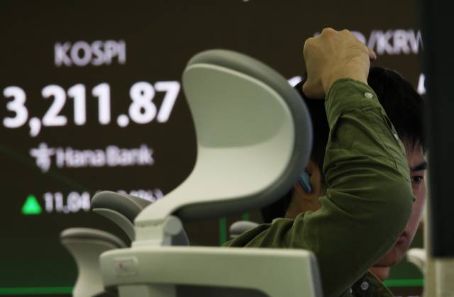 국내 한 시중은행의 딜링룸 전경. 연합뉴스