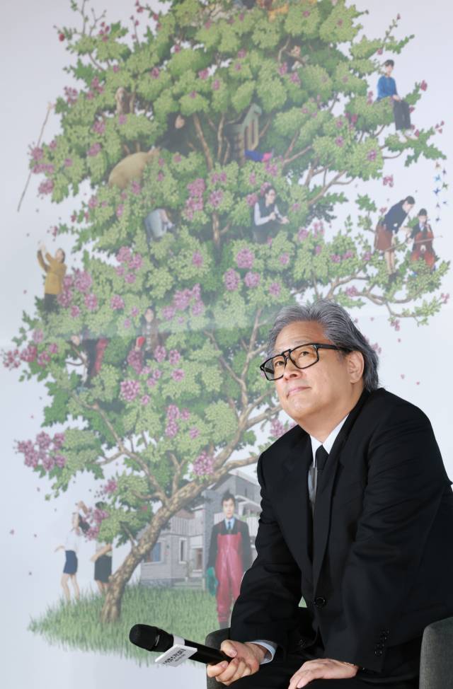 지난달 19일 서울 CGV용산에서 열린 영화 ‘어쩔수가없다’ 제작보고회에 참석한 박찬욱 감독의 모습/뉴스1