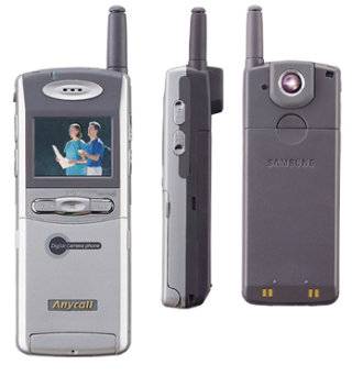 2000년 세계 최초로 카메라를 내장한 삼성전자의 코드분할다중접속(CDMA) 휴대폰 ‘SCH-V200’. 삼성전자 홈페이지