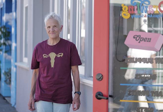 후기 임신중지 시술은 정치적 논란 탓에 교육과정에서 제외되어 도제식으로 전수되곤 했다. 산부인과 의사로 후기 임신중지를 조력해온 셸리 셀라 역시 그렇게 후학을 가르쳤다. ⓒ김인정 제공