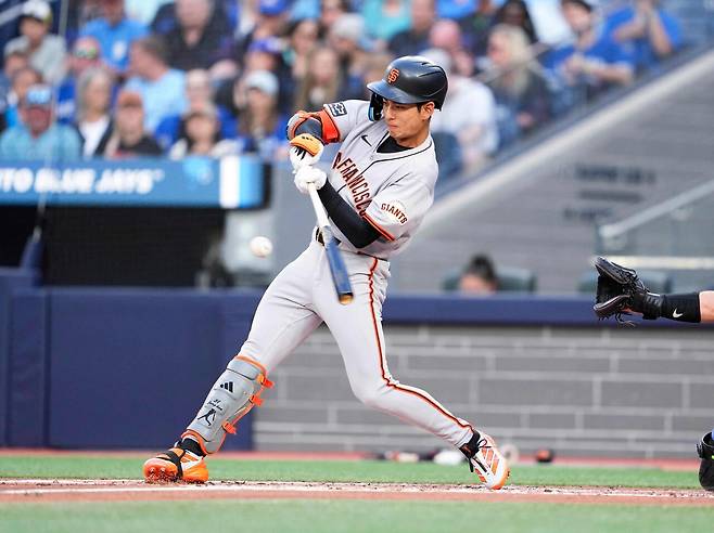 7월18일 토론토 블루제이스를 상대로 안타를 치는 샌프란시스코 자이언츠의 이정후. ⓒAFP PHOTO