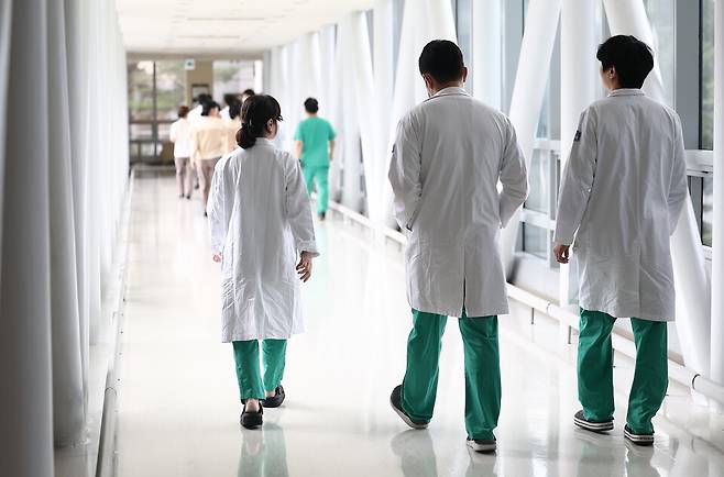 현재 전국 수련병원의 전공의는 모두 1만305명으로 수련병원별로 결정된 올해 전공의 정원(1만5925명)의 64.7%에 해당한다. 사진은 서울 시내 한 대형병원 의료진 ⓒ연합뉴스