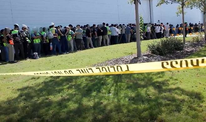 미국 이민 단속 당국이 홈페이지를 통해 9월4일(현지시간) 조지아주 현대차그룹-LG에너지솔루션의 합작 배터리 공장 건설 현장에서 벌인 불법체류·고용 단속 현장 영상을 홈페이지에 공개했다. ⓒ 미 이민세관단속국 홈페이지 영상 캡처