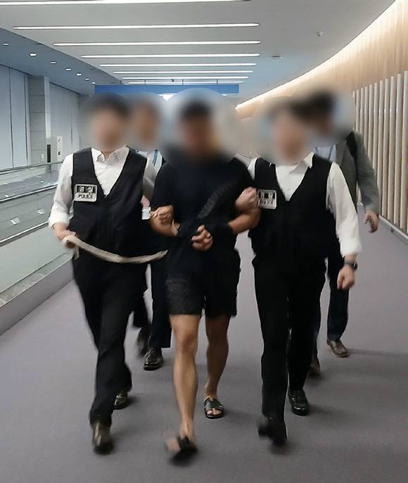 8월22일 해킹조직의 총책인 중국 국적의 남성이 태국 방콕에서 검거돼 인천국제공항을 통해 강제 송환되고 있다. ⓒ연합뉴스
