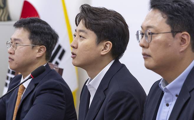 이준석 개혁신당 대표(가운데)가 9월1일 국회에서 열린 최고위원회 회의에서 발언을 하고 있다. ⓒ연합뉴스