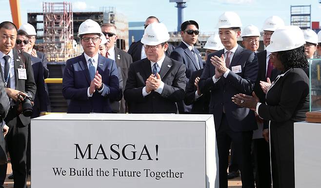 이재명 대통령이 8월26일(현지시간) 미국 필라델피아 한화 필리조선소에서 시 샤피로 펜실베이니아 주지사와 박수를 치고 있다. ⓒ연합뉴스