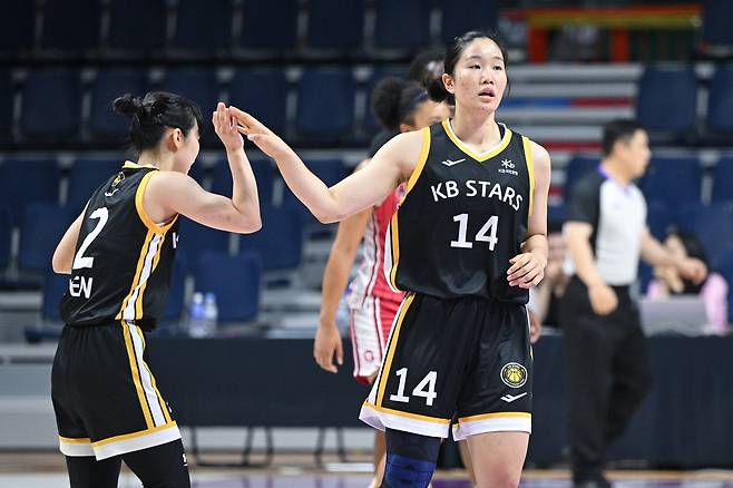 KB스타즈 송윤하(오른쪽)와 허예은. 사진제공｜WKBL