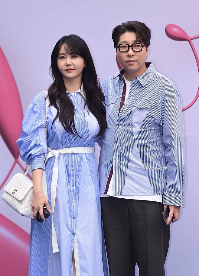 이혼 전 대도서관, 윰댕의 모습. 동대문디자인플라자에서 열린 ‘2023 FW 서울패션위크’ 행사에 참가했을 때의 사진이다. 스포츠동아