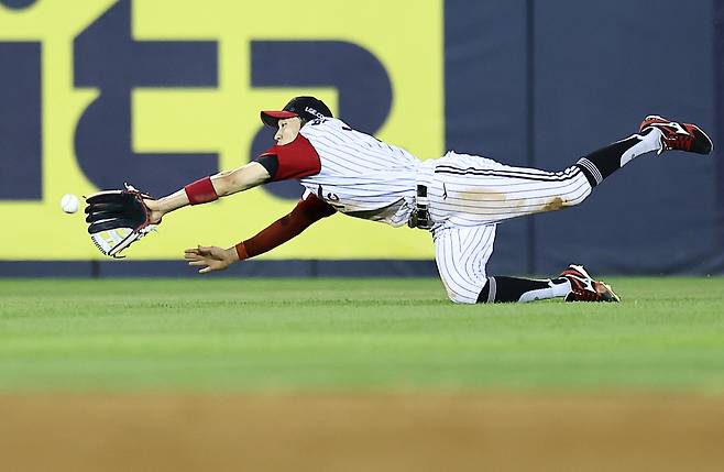 안타성 타구를 몸을 던져 잡아내는 LG 중견수 박해민. 연합뉴스