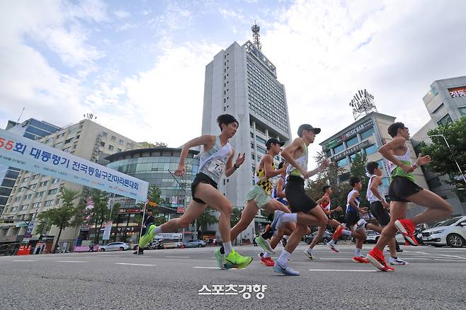 제55회 대통령기 전국통일구간마라톤대회가 열린 7일 선수들이 출발지인 서울 중구 경향신문사에서 레이스를 시작하고 있다. 정효진 기자
