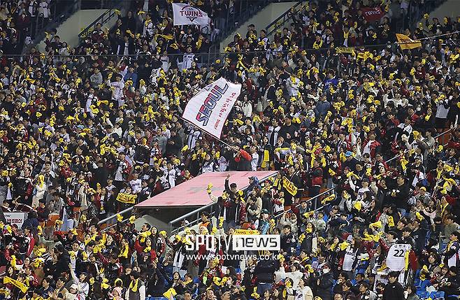 ▲ 잔여 경기 결과와 관계없이 가을 잔치에 초대를 받게 된 LG 팬들 ⓒ곽혜미 기자