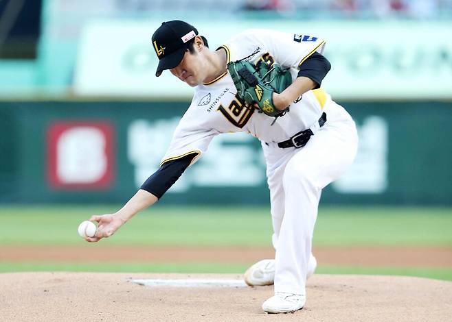 ▲ 박종훈은 최근 부진을 타개하기 위한 방법으로 변칙 투구폼이라는 깜짝 카드를 꺼내들었다 ⓒSSG랜더스