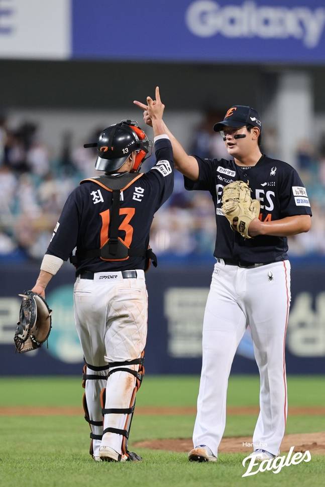 김서현(오른쪽)이 최재훈과 함꼐 세이브를 수확한 뒤 세리머니를 하고 있다. /사진=한화 이글스