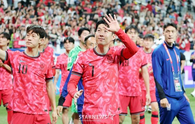 주장 손흥민과 부주장 이재성이 지난 6월 10일 서울월드컵경기장에서 북중미월드컵 최종예선 마지막 경기인 쿠웨이트전에서 승리한 후 월드컵11연속 본선진출을 축하하기위해 그라운드를 돌고 있다. /사진=강영조 선임기자