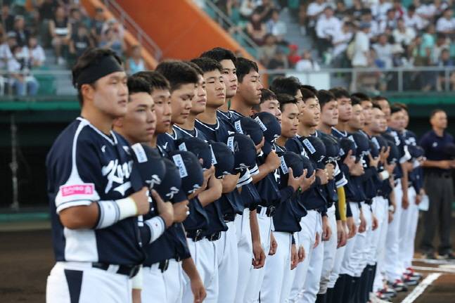 경기 시작 전 국민의례를 하고 있는 대표팀 선수들. /사진=WBSC 홈페이지