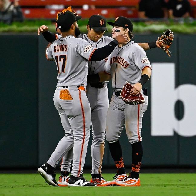 이정후(가운데)가 6일 세인트루이스전 승리 후 라모스(왼쪽), 길버트와 세리머니를 하고 있다. /사진=샌프란시스코 자이언츠 공식 SNS