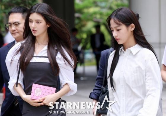 뉴진스 다니엘, 민지가 14일 서울 지방법원에서 열린 전속계약 유효 확인 소송 변론을 마친 뒤 법원을 나서고 있다. /2025.08.14 /사진=김휘선 hwijpg@