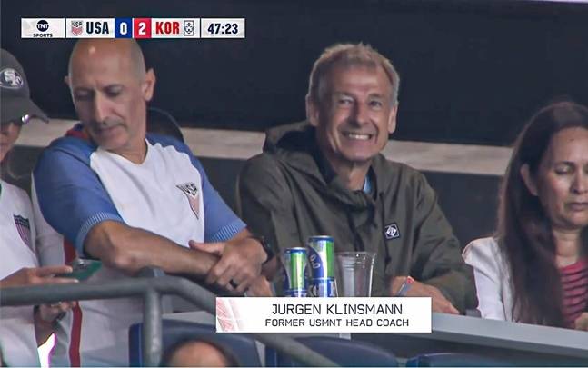 중계 카메라에 잡힌 클린스만 전 감독(가운데). /사진=미국 현지 중계 캡처(USMNT Only 트윗)