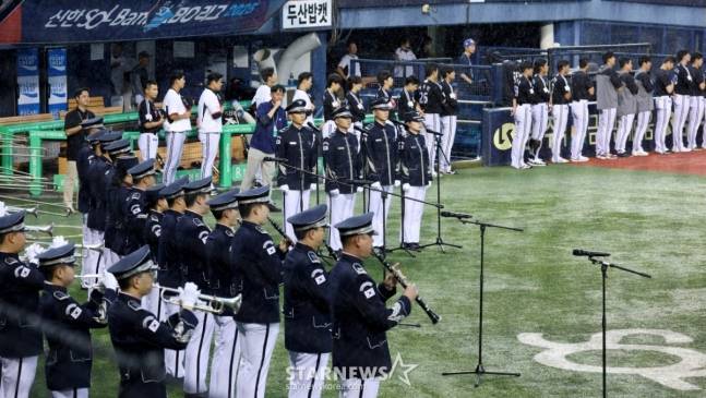 2025 신한 SOL Bank KBO리그 두산 베어스 대 LG 트윈스 경기가 6일 서울 잠실야구장에서 열렸다  건군 77주년 국군의날을 기념해 공군 군악대가 애국가를 연주하고 있다. /사진=김진경 대기자