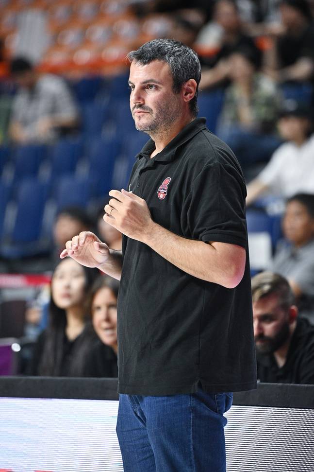 카를로스 칸테로 모랄레스 사라고사 감독. /사진=WKBL 제공