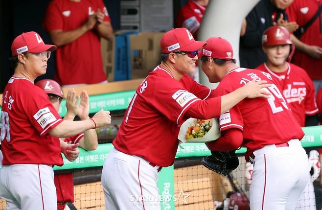[한번에쓱]이숭용 감독 축하 '박해민 삼진잡으려 2000K 완성' 김광현