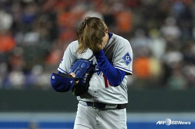 아쉬워하며 마운드에서 내려가는 야마모토. /AFPBBNews=뉴스1