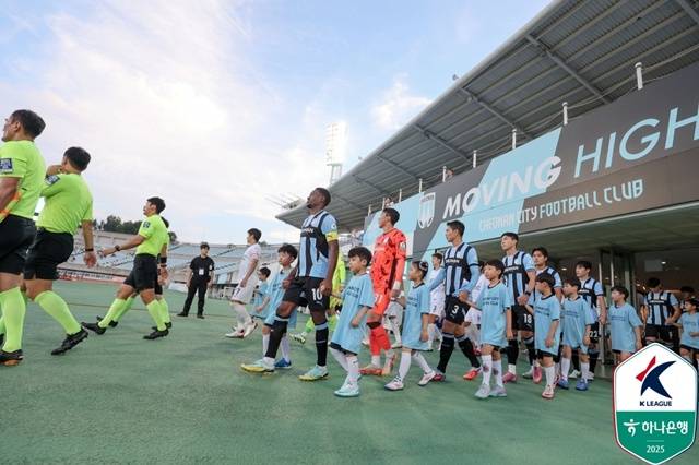 천안시티 선수단(오른쪽). /사진=한국프로축구연맹 제공