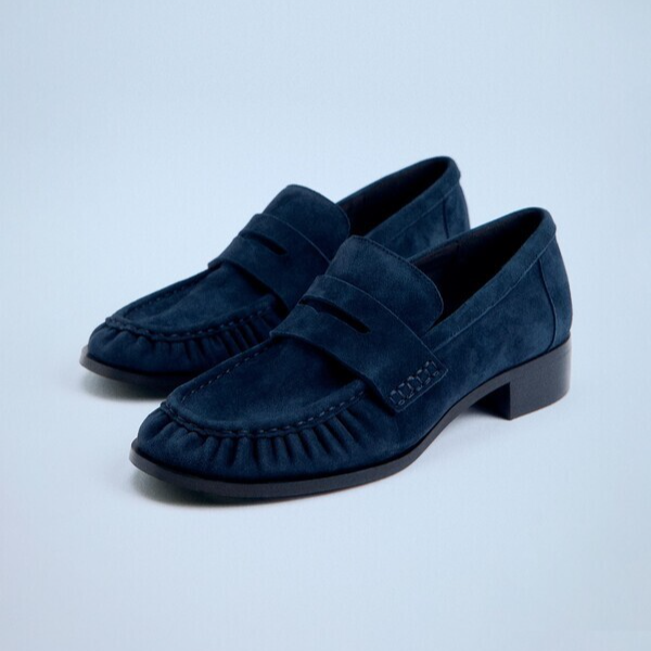 네이비 컬러의 셔링 스웨이드 로퍼 13만9천9백원 자라