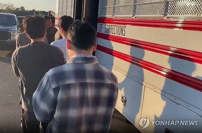 양손 묶어 줄지어 연행 (서울=연합뉴스) 미국 이민 단속 당국이 홈페이지를 통해 지난 4일(현지시간) 조지아주 현대차그룹-LG에너지솔루션의 합작 배터리 공장 건설현장에서 벌인 불법체류·고용 단속 현장 영상을 홈페이지를 통해 공개했다. 2025.9.6 [ICE 홈페이지 영상 캡쳐. 재판매 및 DB 금지] photo@yna.co.kr