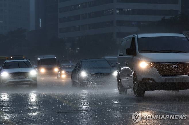 비 오는 거리 [연합뉴스 자료사진]