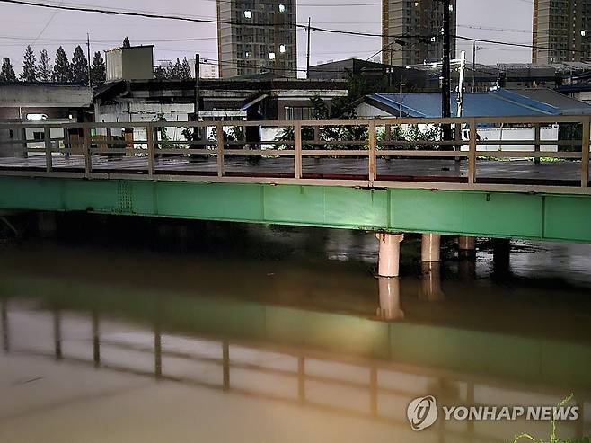 수위 차오른 익산 나룻2교 (익산=연합뉴스) 김진방 기자 = 7일 전북지역에 폭우가 내리면서 익산시 인화동 나룻2교 수위가 다리 밑까지 차올랐다. 이날 익산에는 시간당 90㎜ 안팎의 강한 비가 내렸다. 2025.9.7 [독자 제공. 재판매 및 DB 금지] chinakim@yna.co.kr