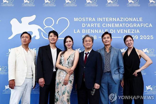 영화 '어쩔수가없다' 감독·배우진 제82회 베네치아영화제에서 영화 '어쩔수가없다'의 감독과 배우 모습들. [로이터=연합뉴스 자료사진]