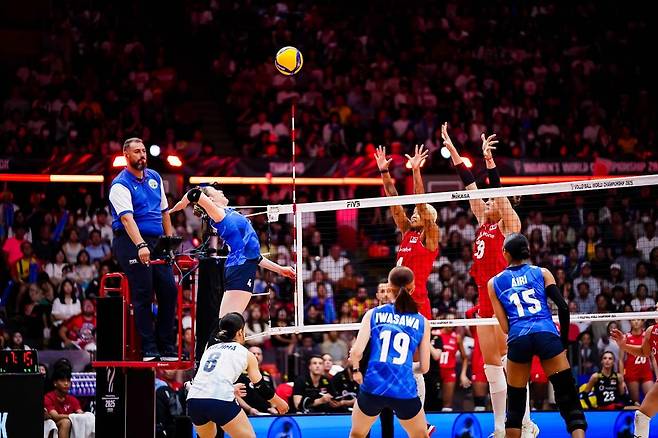 일본과 튀르키예의 세계여자선수권 4강 경기 장면  [FIVB 홈피 캡처. 재판매 및 DB 금지]