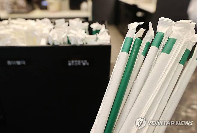 지난 6월 26일 서울의 한 스타벅스 매장에 플라스틱 빨대가 진열돼 있다. 스타벅스코리아는 병원이나 주거상권 200여 개 매장을 중심으로 사탕수수를 기반으로 한 식물 유래 소재 플라스틱 빨대를 시범 도입한다고 밝혔다. [연합뉴스 자료사진]
