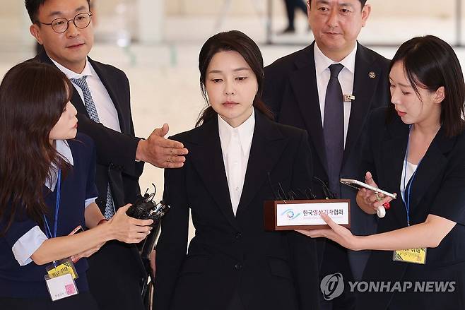 김건희, 특검 출석 (서울=연합뉴스) 윤석열 전 대통령 배우자 김건희 여사가 6일 서울 종로구 KT광화문빌딩 웨스트에 마련된 민중기 특별검사팀 사무실에 피의자 신분으로 출석하고 있다. 2025.8.6 [사진공동취재단] photo@yna.co.kr