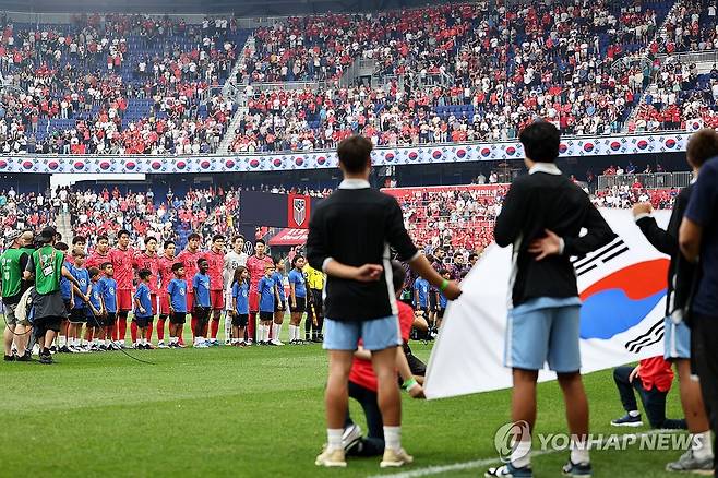 애국가 부르는 선수들 (해리슨[미국 뉴저지주]=연합뉴스) 윤동진 기자 = 6일(현지시간) 미국 뉴저지주 해리슨 스포츠일러스트레이티드 스타디움에서 열린 한국 대 미국 친선경기에서 한국 선수들이 애국가를 부르고 있다. 2025.9.7 mon@yna.co.kr